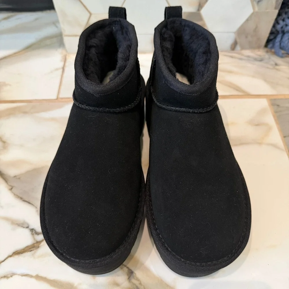 UGG Classic Ultra Mini Platform Black Suede Sheepskin Lined Ankle Boots Womens 6